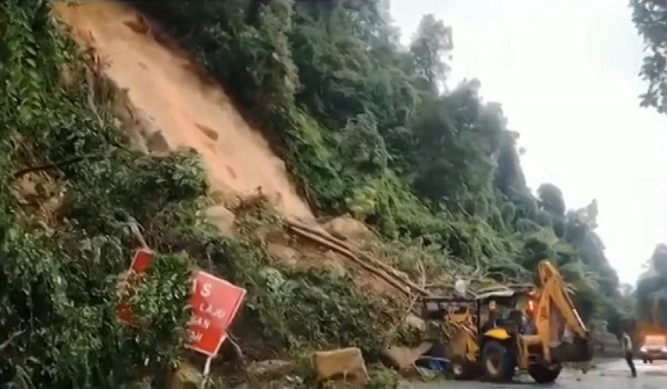 Runtuhan cerun baharu dikesan di Jalan Tun Sardon, Balik Pulau / Foto RTM